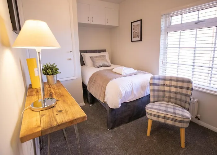 Saltbox Properties- Large!! 3 Bed, 3 Bath House, Parking, Fast Wifi, Town Centre Location! Sleeps 6