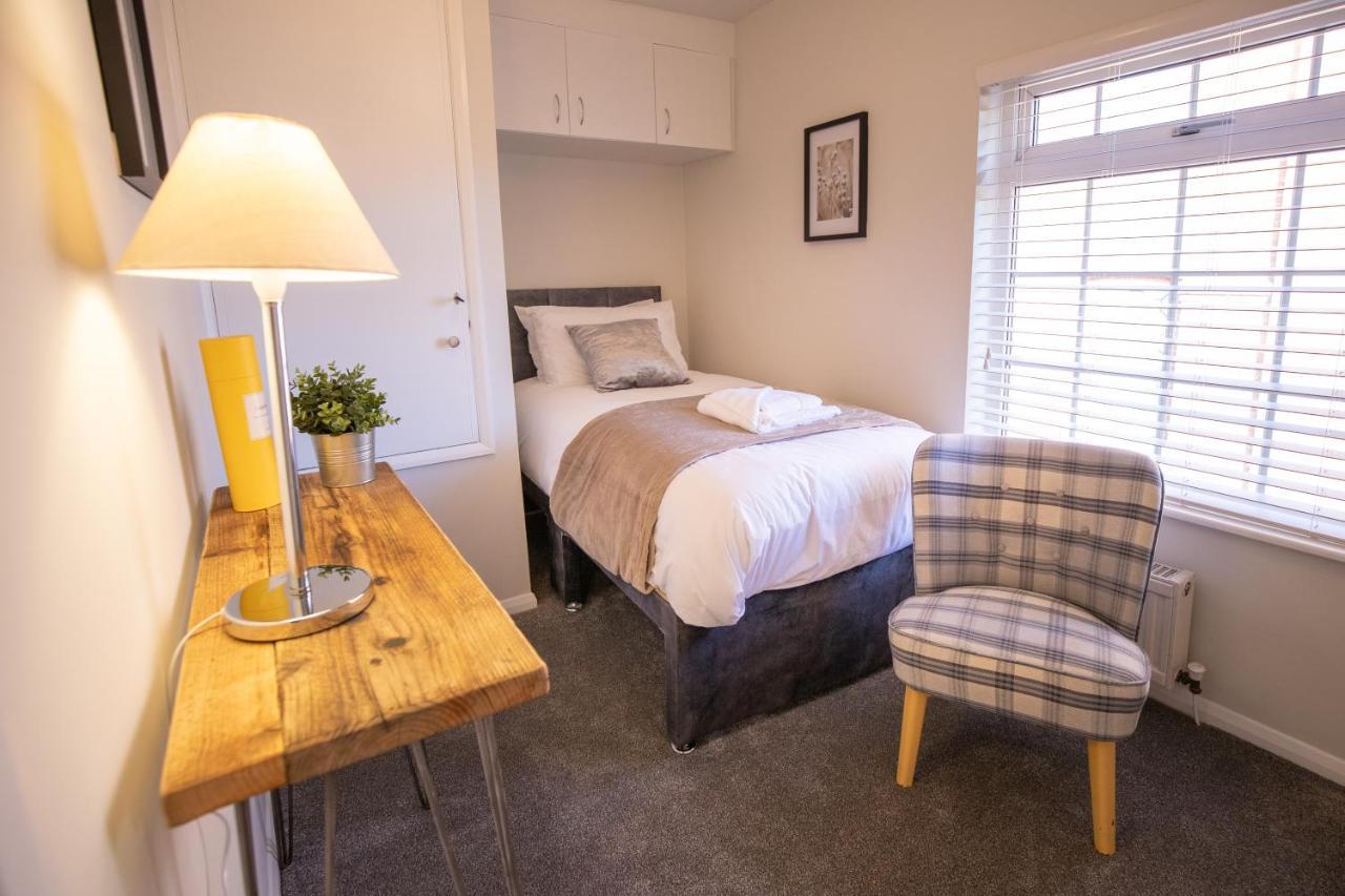 Holiday home Saltbox Properties- Large!! 3 Bed, 3 Bath House, Parking, Fast Wifi, Town Centre Location! Sleeps 6 *