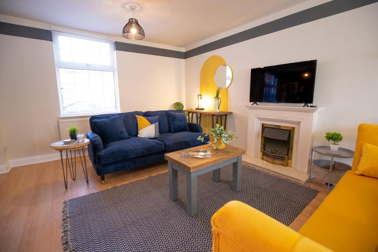 Saltbox Properties- Large!! 3 Bed, 3 Bath House, Parking, Fast Wifi, Town Centre Location! Sleeps 6 *