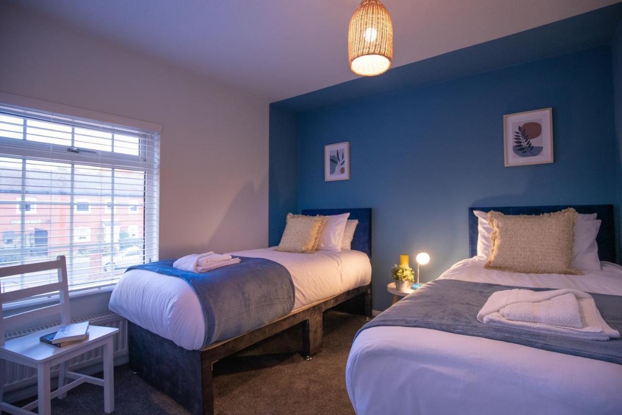Holiday home Saltbox Properties- Large!! 3 Bed, 3 Bath House, Parking, Fast Wifi, Town Centre Location! Sleeps 6 *