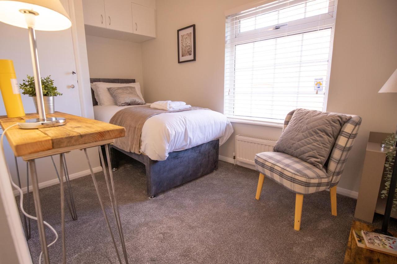 Saltbox Properties- Large!! 3 Bed, 3 Bath House, Parking, Fast Wifi, Town Centre Location! Sleeps 6