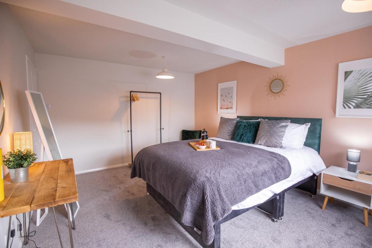 Saltbox Properties- Large!! 3 Bed, 3 Bath House, Parking, Fast Wifi, Town Centre Location! Sleeps 6 Holiday home *