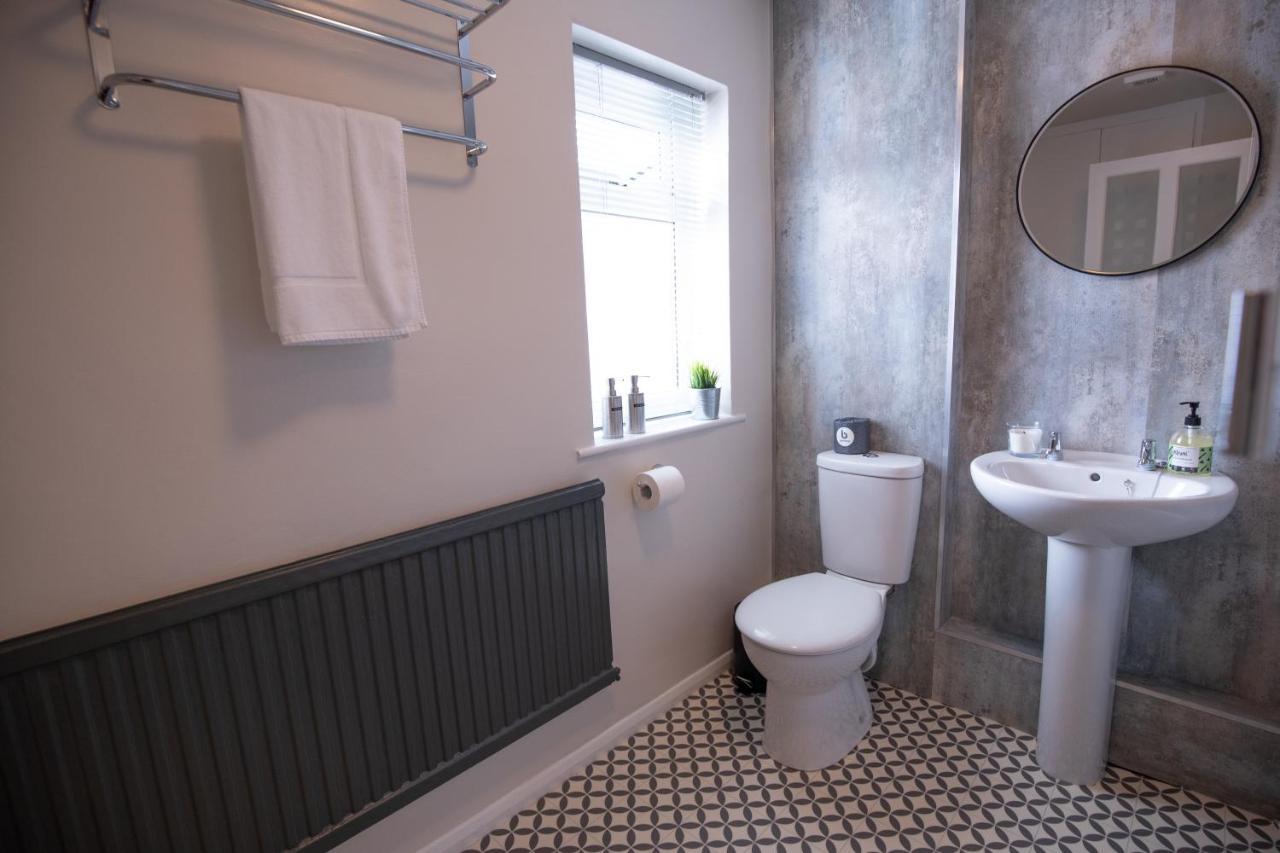 Holiday home Saltbox Properties- Large!! 3 Bed, 3 Bath House, Parking, Fast Wifi, Town Centre Location! Sleeps 6 *