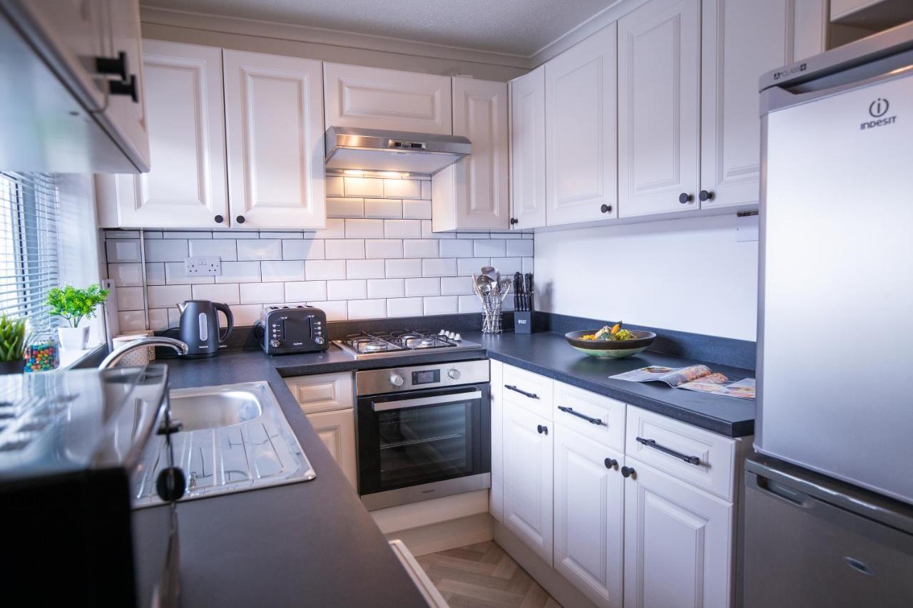 Saltbox Properties- Large!! 3 Bed, 3 Bath House, Parking, Fast Wifi, Town Centre Location! Sleeps 6 *